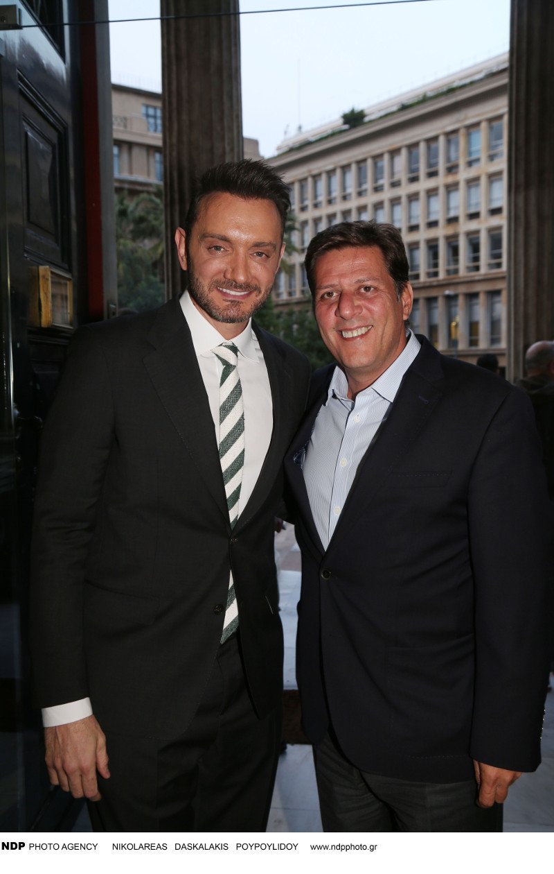 Ο Καραμανλής στην παρουσίαση της βιογραφίας του τραγουδιστή Μενιδιάτη -Τον κάλεσε η οικογένεια [εικόνες] | iefimerida.gr 16