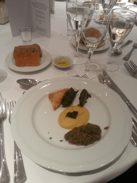 Μελιτζανοσαλάτα, τυρόπιτα, χωριάτικη, σφυρίδα και... τσίπουρο το μενού των μελών του Ecofin στο Μουσείο της Ακρόπολης [εικόνες] | iefimerida.gr 2