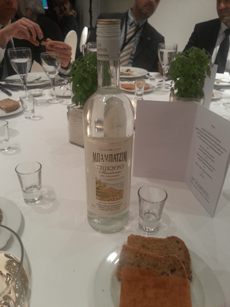 Μελιτζανοσαλάτα, τυρόπιτα, χωριάτικη, σφυρίδα και... τσίπουρο το μενού των μελών του Ecofin στο Μουσείο της Ακρόπολης [εικόνες] | iefimerida.gr 3