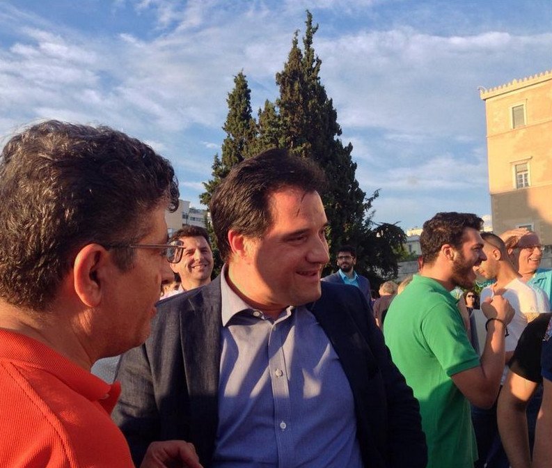 Xιλιάδες Ελληνες διαδήλωσαν στο Σύνταγμα υπέρ του ευρώ [εικόνες] | iefimerida.gr 2