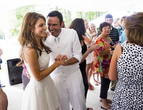 Η Μαρία Μενούνος έβαλε τον 40χρονο σύντροφό της να βαπτιστεί χριστιανός ορθόδοξος -Δείτε τον με τα βαπτιστικά του [εικόνες] | iefimerida.gr 2