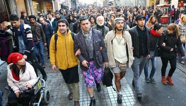 Ανδρες διαδήλωσαν φορώντας φούστες στην Τουρκία -Ηχηρό μήνυμα κατά της βίας σε βάρος γυναικών [εικόνες&βίντεο] | iefimerida.gr 4