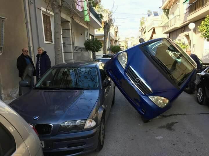 Viral: Ολοι αναρωτιούνται πώς έγινε αυτό το πρωτοφανές τρακάρισμα στον Υμηττό [εικόνες] | iefimerida.gr 1