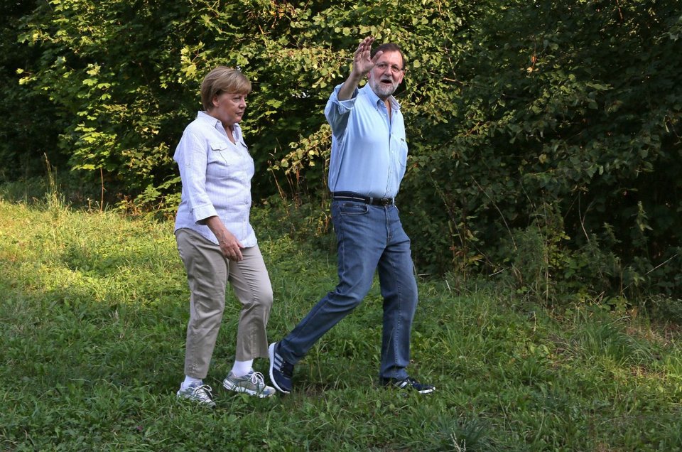 Η Μέρκελ με παντελόνι μέχρι τον αστράγαλο και άσπρη κάλτσα [εικόνες]  | iefimerida.gr 1