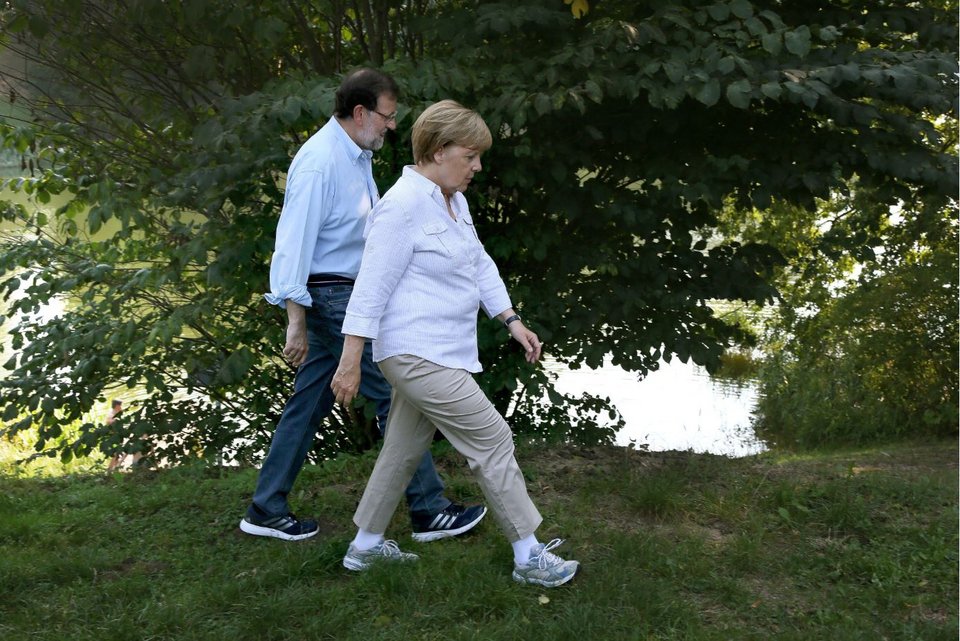 Η Μέρκελ με παντελόνι μέχρι τον αστράγαλο και άσπρη κάλτσα [εικόνες]  | iefimerida.gr 2