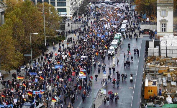 Το προσφυγικό διχάζει τη Γερμανία: Συγκρούσεις σε διαδήλωση κατά της πολιτικής της Μέρκελ [εικόνες] | iefimerida.gr 1