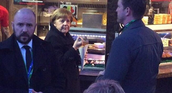 Η Aνγκελα Μέρκελ τρώει «βρώμικο» σε καντίνα μετά τη Σύνοδο [εικόνες] | iefimerida.gr 0