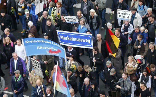 Το προσφυγικό διχάζει τη Γερμανία: Συγκρούσεις σε διαδήλωση κατά της πολιτικής της Μέρκελ [εικόνες] | iefimerida.gr 0