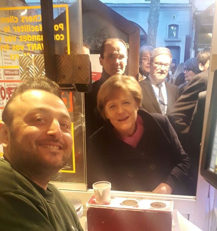 Η Aνγκελα Μέρκελ τρώει «βρώμικο» σε καντίνα μετά τη Σύνοδο [εικόνες] | iefimerida.gr 1