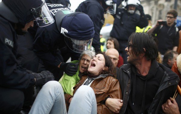 Το προσφυγικό διχάζει τη Γερμανία: Συγκρούσεις σε διαδήλωση κατά της πολιτικής της Μέρκελ [εικόνες] | iefimerida.gr 3