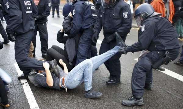 Το προσφυγικό διχάζει τη Γερμανία: Συγκρούσεις σε διαδήλωση κατά της πολιτικής της Μέρκελ [εικόνες] | iefimerida.gr 2