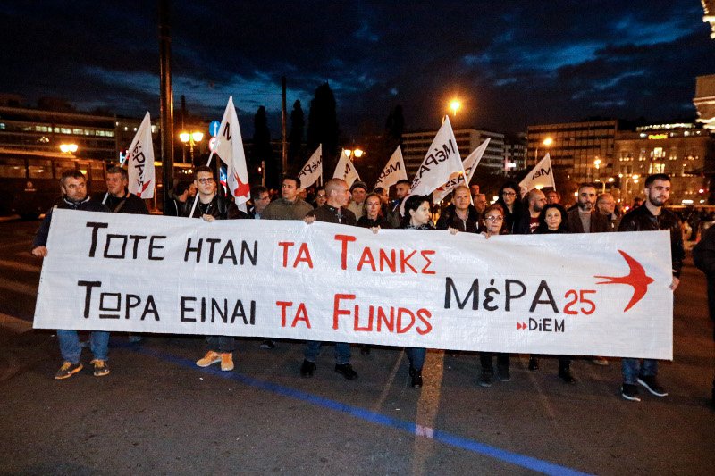 ΜέΡΑ 25: Ονομα και... πράγμα στην πορεία για το Πολυτεχνείο το κίνημα του Βαρουφάκη [εικόνες] | iefimerida.gr 0