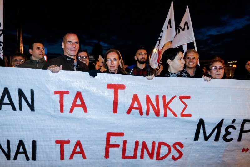 ΜέΡΑ 25: Ονομα και... πράγμα στην πορεία για το Πολυτεχνείο το κίνημα του Βαρουφάκη [εικόνες] | iefimerida.gr 1