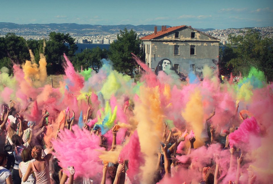 «Ημέρα των Χρωμάτων» στη Θεσσαλονίκη - Ετοιμασθείτε να λερωθείτε [εικόνες] | iefimerida.gr 0