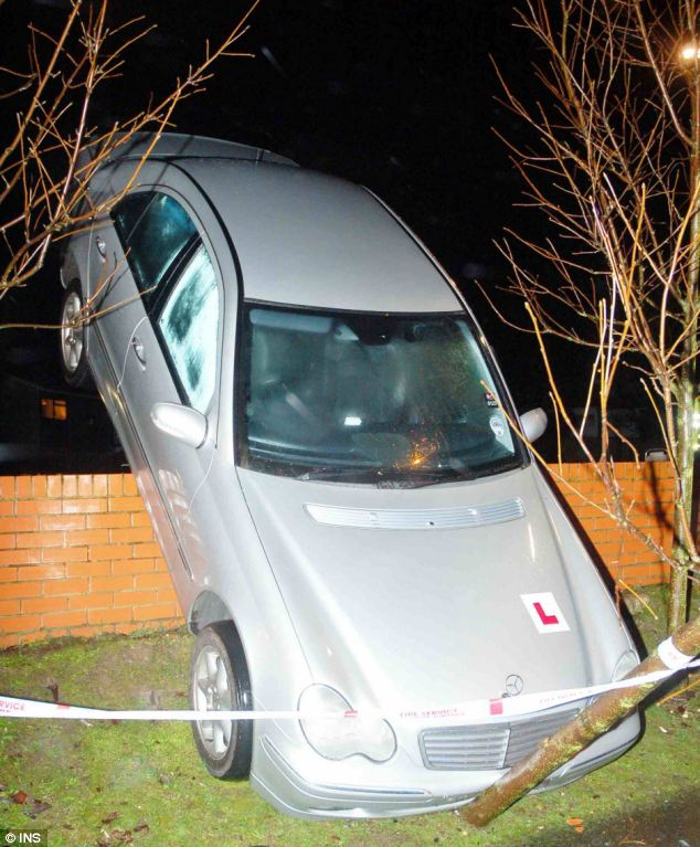 Τράκαρε μέσα σε πάρκινγκ ενώ έκανε μάθημα οδήγησης [εικόνες] | iefimerida.gr 0