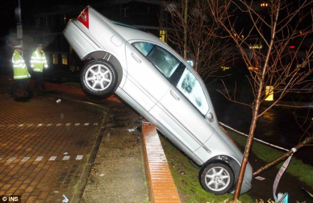 Τράκαρε μέσα σε πάρκινγκ ενώ έκανε μάθημα οδήγησης [εικόνες] | iefimerida.gr 1