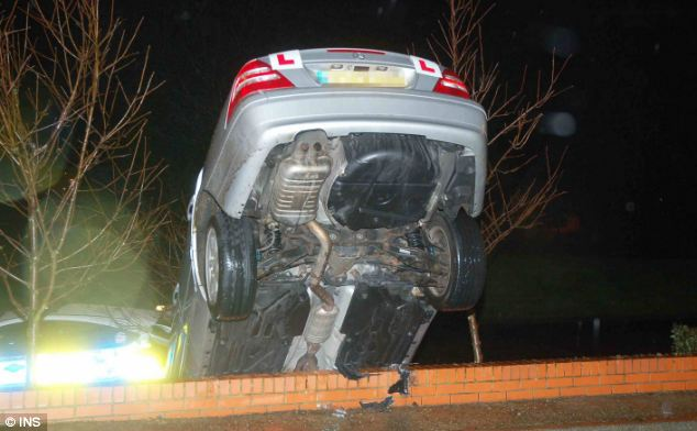 Τράκαρε μέσα σε πάρκινγκ ενώ έκανε μάθημα οδήγησης [εικόνες] | iefimerida.gr 2