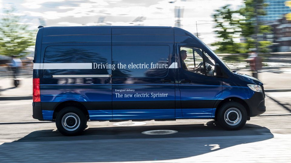 H Mercedes θα συνεργαστεί με την Tesla στα ηλεκτρικά βαν; | iefimerida.gr 1