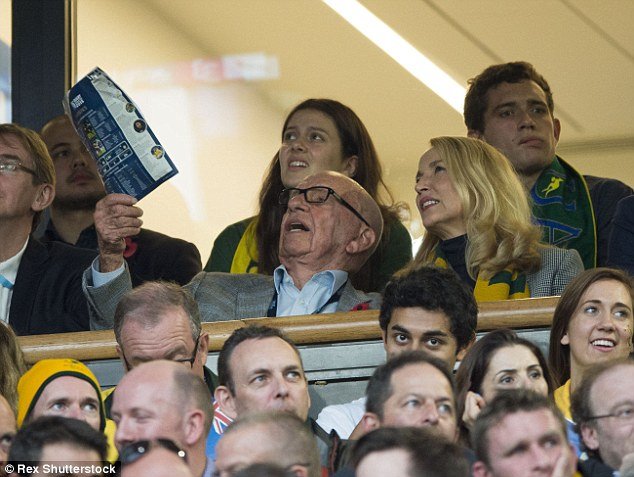 Τα καυτά φιλιά του Ρούπερτ Μέρντοχ στην Τζέρι Χολ [εικόνες] | iefimerida.gr 2