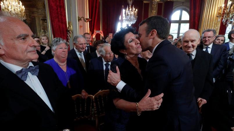 Ντυμένη όλη στα Louis Vuitton η Μπριζίτ Μακρόν για την ορκωμοσία του συζύγου της -Τι κόπιαρε από τη Μελάνια Τραμπ [εικόνες] | iefimerida.gr 21