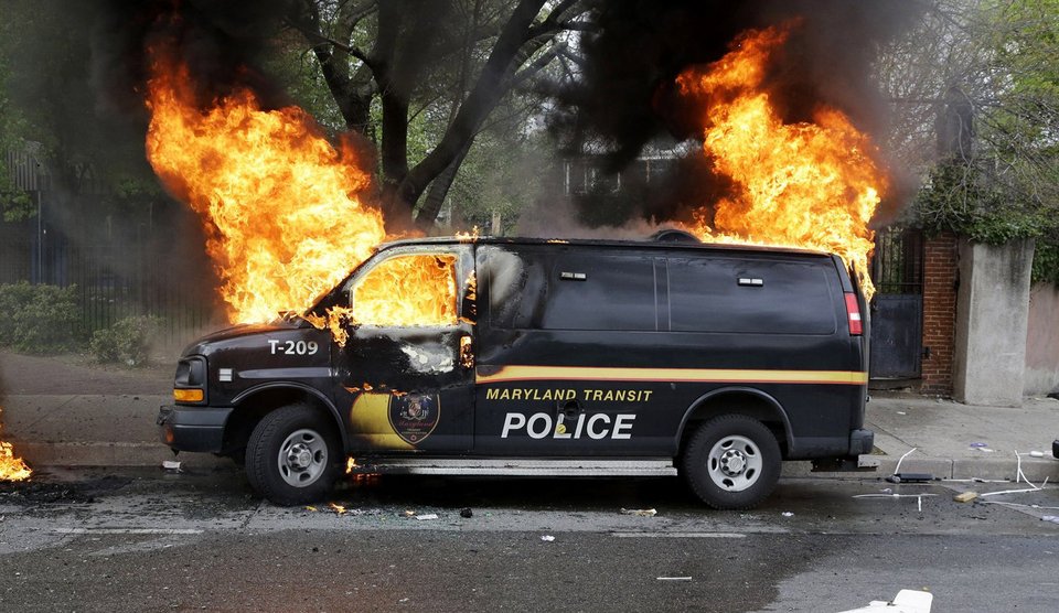 Εκτός ελέγχου η οργή των Αφροαμερικανών: Πυρπόλησαν γηροκομείο -Σε κατάσταση εκτάκτου ανάγκης το Μέριλαντ [εικόνες & βίντεο] | iefimerida.gr 2