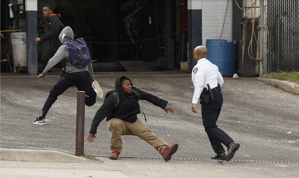 Εκτός ελέγχου η οργή των Αφροαμερικανών: Πυρπόλησαν γηροκομείο -Σε κατάσταση εκτάκτου ανάγκης το Μέριλαντ [εικόνες & βίντεο] | iefimerida.gr 33