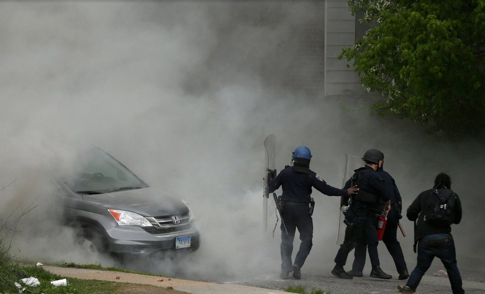 Εκτός ελέγχου η οργή των Αφροαμερικανών: Πυρπόλησαν γηροκομείο -Σε κατάσταση εκτάκτου ανάγκης το Μέριλαντ [εικόνες & βίντεο] | iefimerida.gr 3