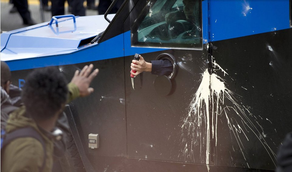 Εκτός ελέγχου η οργή των Αφροαμερικανών: Πυρπόλησαν γηροκομείο -Σε κατάσταση εκτάκτου ανάγκης το Μέριλαντ [εικόνες & βίντεο] | iefimerida.gr 37