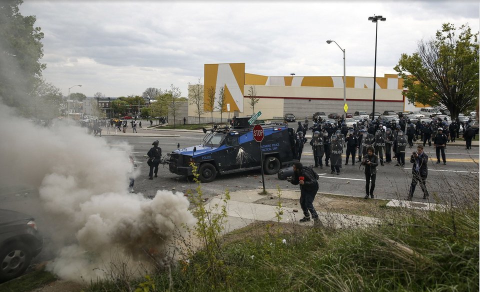 Εκτός ελέγχου η οργή των Αφροαμερικανών: Πυρπόλησαν γηροκομείο -Σε κατάσταση εκτάκτου ανάγκης το Μέριλαντ [εικόνες & βίντεο] | iefimerida.gr 26