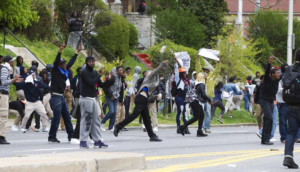Εκτός ελέγχου η οργή των Αφροαμερικανών: Πυρπόλησαν γηροκομείο -Σε κατάσταση εκτάκτου ανάγκης το Μέριλαντ [εικόνες & βίντεο] | iefimerida.gr 23