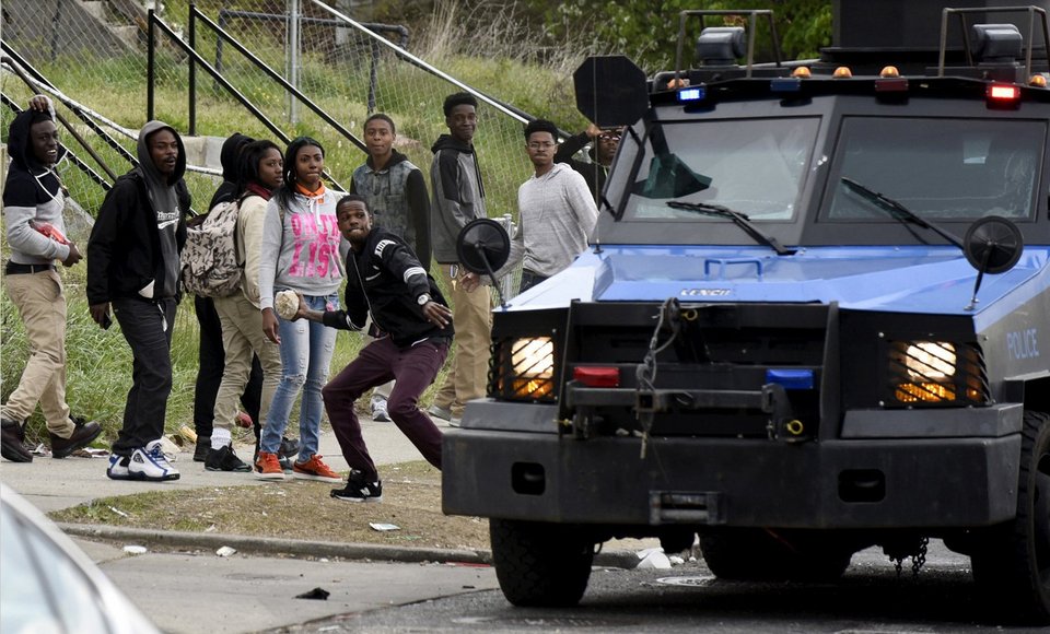 Εκτός ελέγχου η οργή των Αφροαμερικανών: Πυρπόλησαν γηροκομείο -Σε κατάσταση εκτάκτου ανάγκης το Μέριλαντ [εικόνες & βίντεο] | iefimerida.gr 45