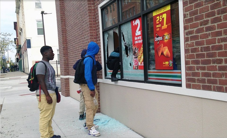 Εκτός ελέγχου η οργή των Αφροαμερικανών: Πυρπόλησαν γηροκομείο -Σε κατάσταση εκτάκτου ανάγκης το Μέριλαντ [εικόνες & βίντεο] | iefimerida.gr 46