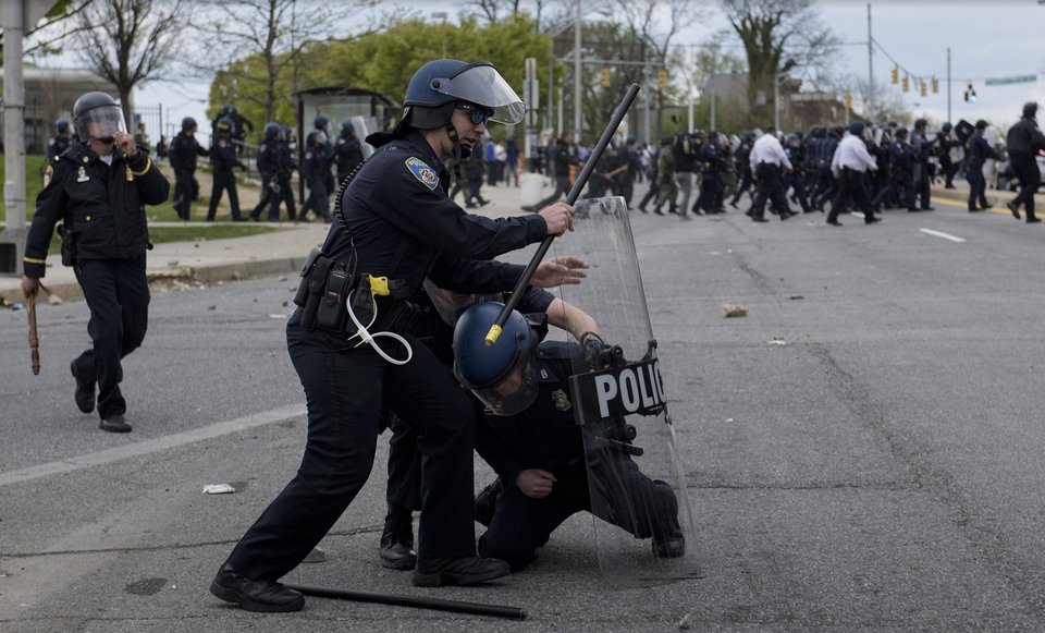 Εκτός ελέγχου η οργή των Αφροαμερικανών: Πυρπόλησαν γηροκομείο -Σε κατάσταση εκτάκτου ανάγκης το Μέριλαντ [εικόνες & βίντεο] | iefimerida.gr 12