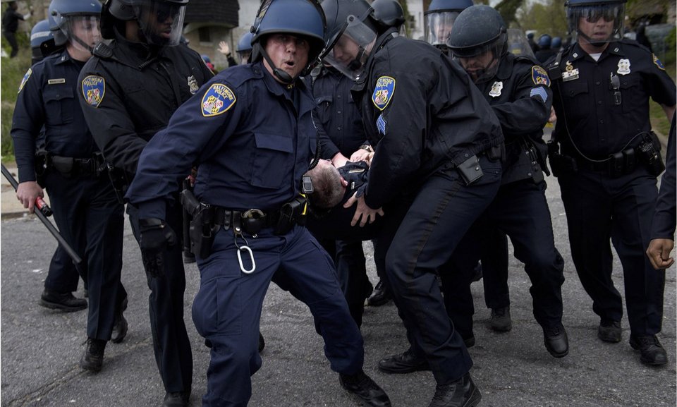 Εκτός ελέγχου η οργή των Αφροαμερικανών: Πυρπόλησαν γηροκομείο -Σε κατάσταση εκτάκτου ανάγκης το Μέριλαντ [εικόνες & βίντεο] | iefimerida.gr 32