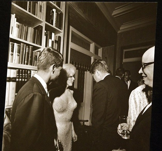 O Μπόμπι Κένεντι διέταξε τη δολοφονία της Μέριλιν Μονρόε -Τι αποκαλύπτει νέο βιβλίο [εικόνες] | iefimerida.gr 0