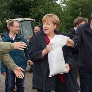 Ντυμένη στα κόκκινα η Μέρκελ κουβαλάει τσουβάλια στα αντιπλημμυρικά έργα [εικόνες] | iefimerida.gr 0