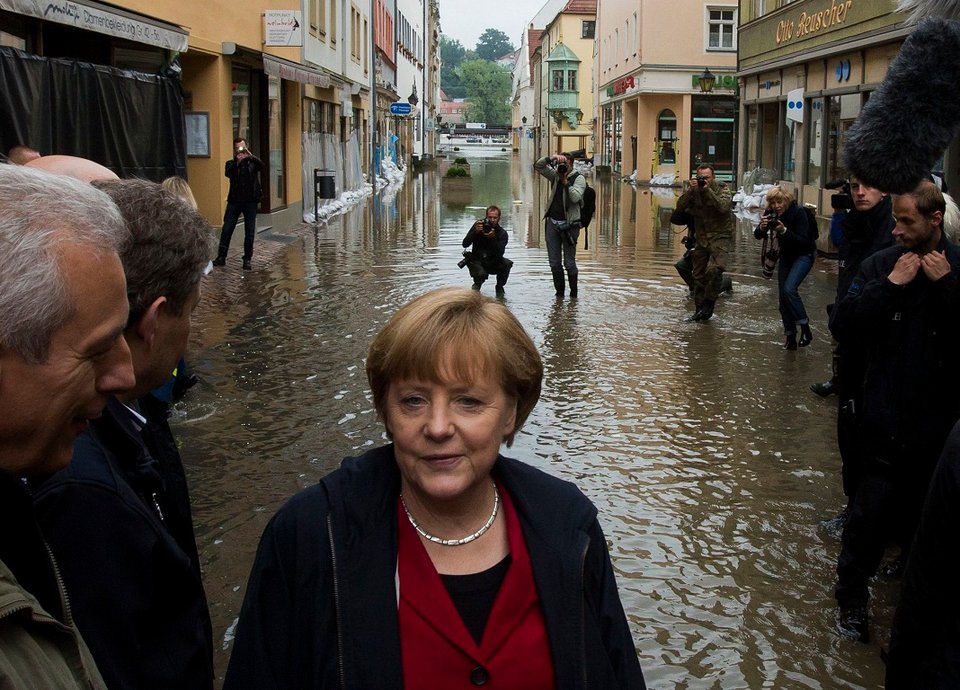 Ντυμένη στα κόκκινα η Μέρκελ κουβαλάει τσουβάλια στα αντιπλημμυρικά έργα [εικόνες] | iefimerida.gr 1