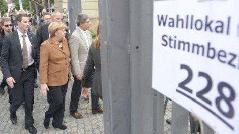 Σπάνιο στιγμιότυπο: Η Ανγκελα Μέρκελ φωτογραφίζεται χαμογελαστή παρέα με τον σύζυγό της [εικόνες] | iefimerida.gr 1