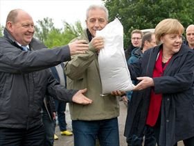 Ντυμένη στα κόκκινα η Μέρκελ κουβαλάει τσουβάλια στα αντιπλημμυρικά έργα [εικόνες] | iefimerida.gr 2