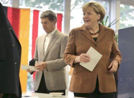 Σπάνιο στιγμιότυπο: Η Ανγκελα Μέρκελ φωτογραφίζεται χαμογελαστή παρέα με τον σύζυγό της [εικόνες] | iefimerida.gr 2