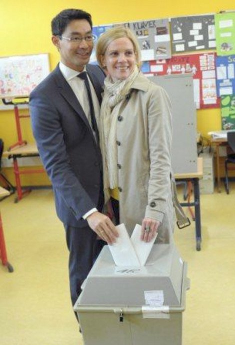 Σπάνιο στιγμιότυπο: Η Ανγκελα Μέρκελ φωτογραφίζεται χαμογελαστή παρέα με τον σύζυγό της [εικόνες] | iefimerida.gr 3