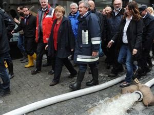 Ντυμένη στα κόκκινα η Μέρκελ κουβαλάει τσουβάλια στα αντιπλημμυρικά έργα [εικόνες] | iefimerida.gr 3