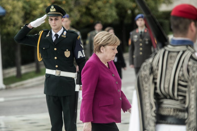 Η Ανγκελα Μέρκελ κατέθεσε στεφάνι στο Μνημείο του Αγνωστου Στρατιώτη [εικόνες] | iefimerida.gr 3