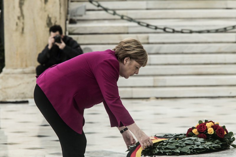 Η Ανγκελα Μέρκελ κατέθεσε στεφάνι στο Μνημείο του Αγνωστου Στρατιώτη [εικόνες] | iefimerida.gr 4