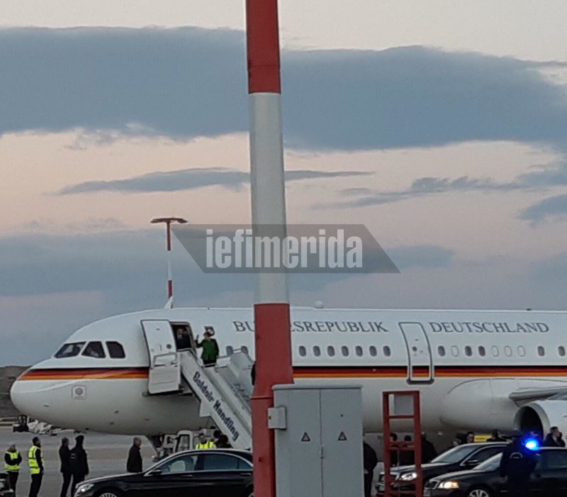 Η Ανγκελα Μέρκελ στην Αθήνα -Με χαμόγελο και πράσινο σακάκι [βίντεο] | iefimerida.gr 1