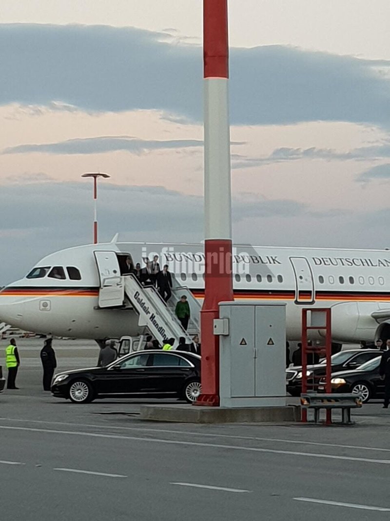 Η Ανγκελα Μέρκελ στην Αθήνα -Με χαμόγελο και πράσινο σακάκι [βίντεο] | iefimerida.gr 0
