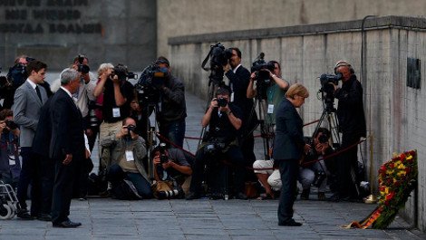 Ιστορική επίσκεψη Μέρκελ στο στρατόπεδο συγκέντρωσης Νταχάου [εικόνες] | iefimerida.gr 1