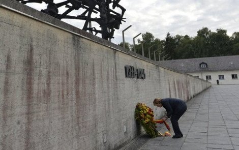 Ιστορική επίσκεψη Μέρκελ στο στρατόπεδο συγκέντρωσης Νταχάου [εικόνες] | iefimerida.gr 2