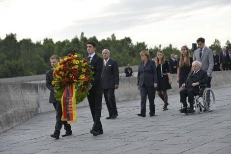 Ιστορική επίσκεψη Μέρκελ στο στρατόπεδο συγκέντρωσης Νταχάου [εικόνες] | iefimerida.gr 0