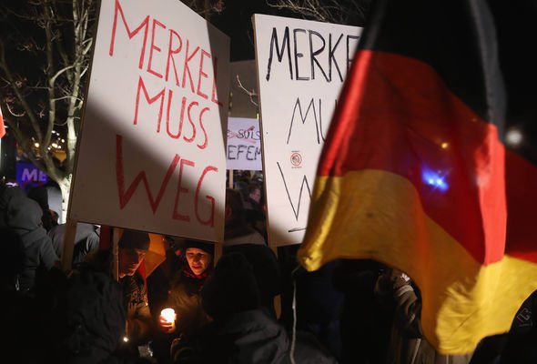 «Η Μέρκελ έχει στα χέρια της αίμα» -Διαδηλωτές έξω από το γραφείο της καγκελαρίου [εικόνες] | iefimerida.gr 0